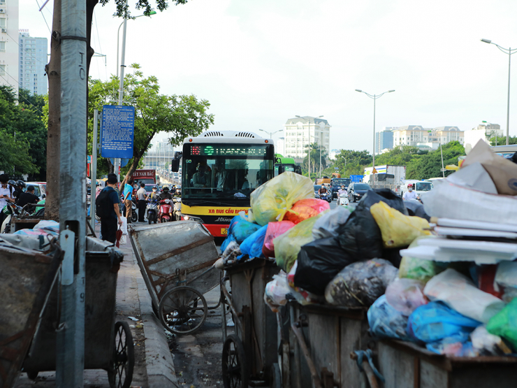 “Cực hình” ngửi mùi hôi thối khi chờ xe buýt ở Hà Nội