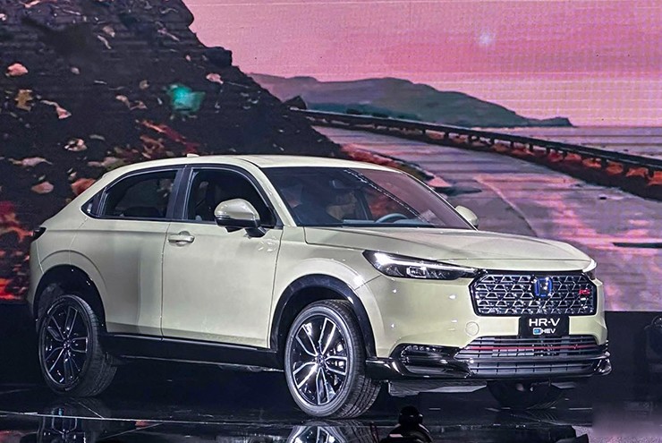 Giá xe ô tô hybrid giảm mạnh