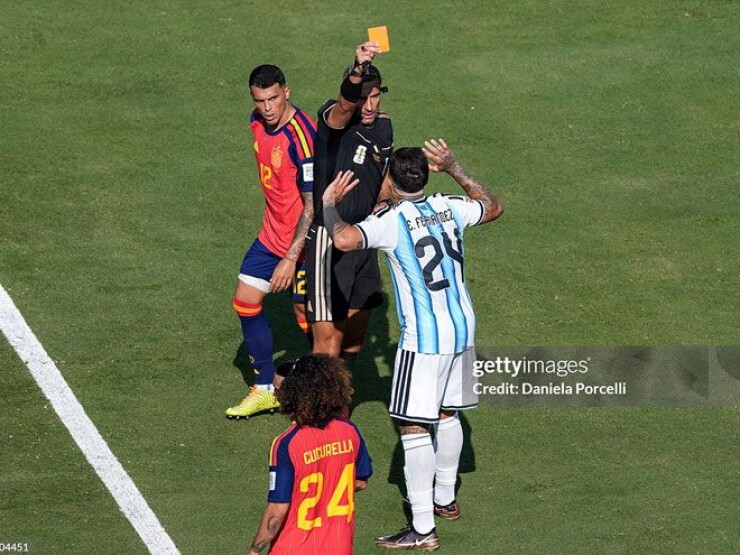 Argentina đá sặc mùi bạo lực trước Tây Ban Nha: "Ẵm hết" thẻ vàng & thẻ đỏ, cầu thủ lẫn HLV gây sự sau trận