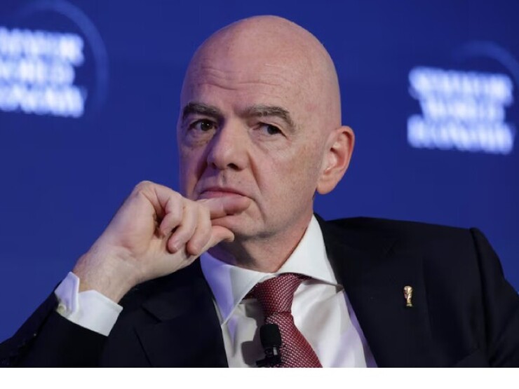 Chủ tịch FIFA lại bị phanh phui scandal "bào tiền" UEFA đem cho nhân tình