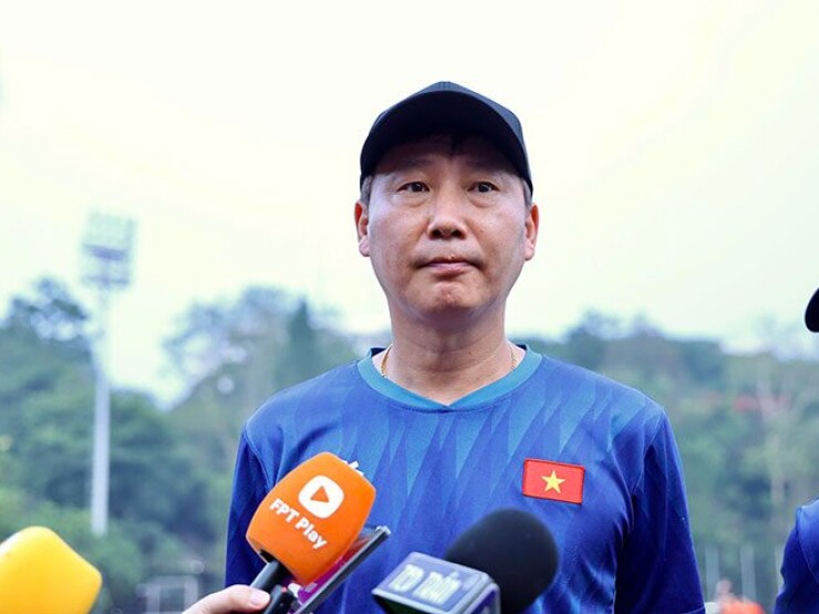 HLV Kim Sang Sik đau lòng về chấn thương của Xuân Son, bàn đấu pháp chuẩn bị đấu Thái Lan