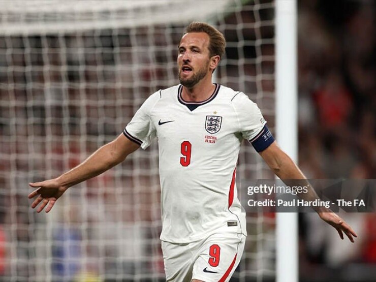 Kane ghi bàn "như máy" lập nhiều kỷ lục khủng, sánh vai Ronaldo & Messi